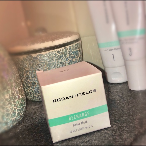 🖤 Charcoal Recharge Detox Mask 🖤 by R and F - Picture 1 of 6